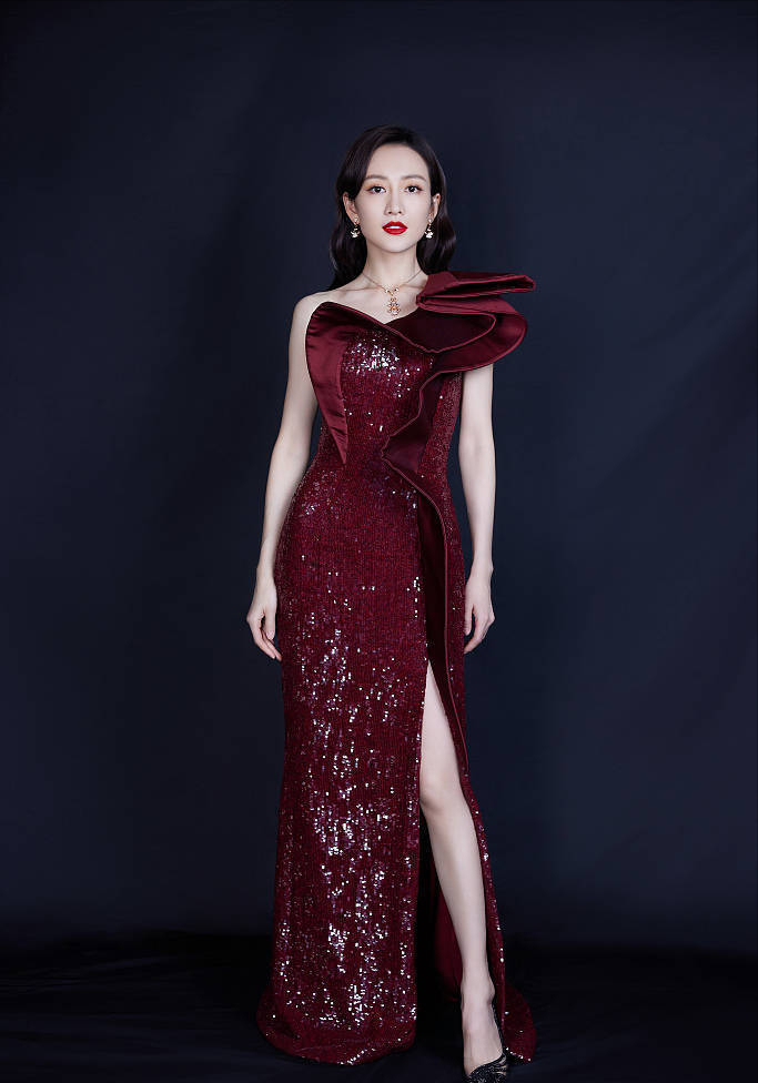 王鸥穿酒红色太美了一身亮片连衣裙亮相烈焰红唇摇曳生姿