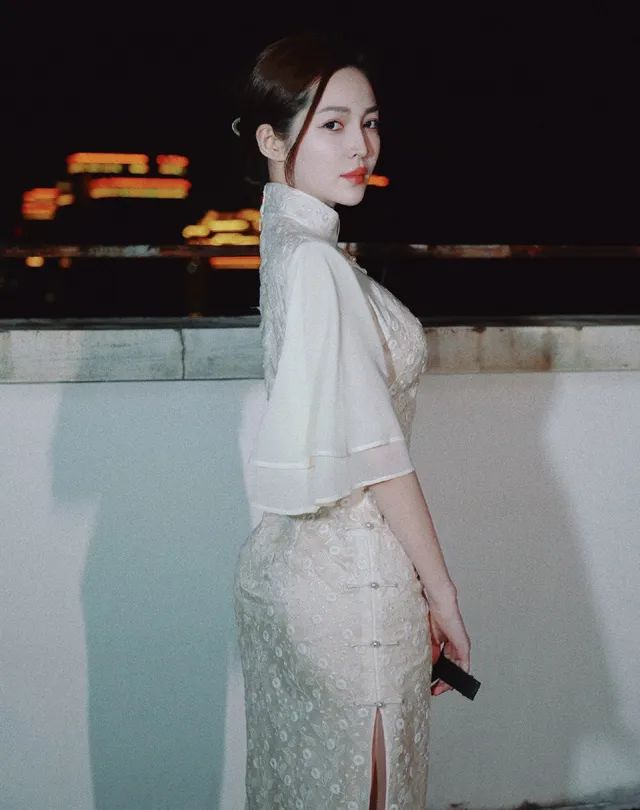 最美女裁判王钟瑶晒照一身旗袍展现靓丽的外表和妙曼的身姿