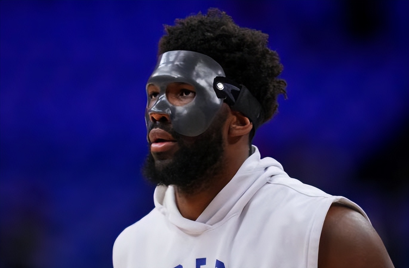 硬汉恩比德戴面具复出细节曝光眼眶骨折仍肿胀重伤挡不住他