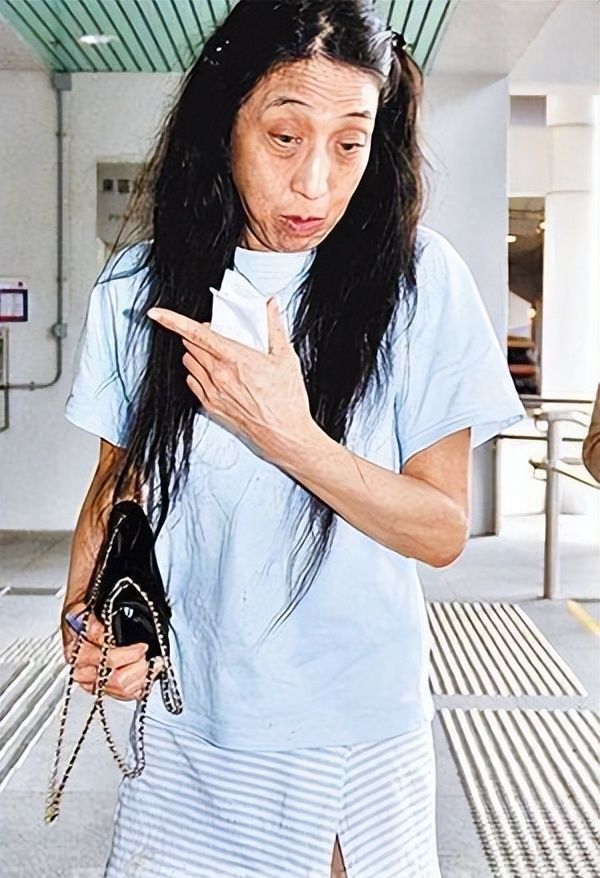 赌王长女何超英:成为家族联姻的工具,疯癫流浪惨死,死后无墓碑|何超英