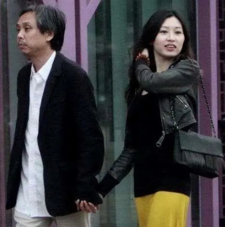 一见钟情的离异夫妻陈慧仪单身抚养两子女陈嘉上娶小30岁娇妻