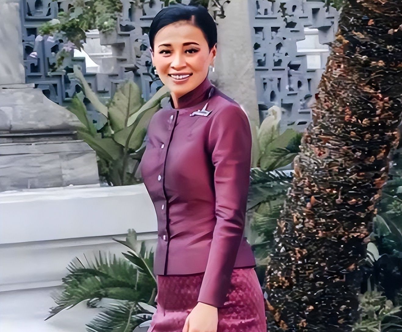 西拉米亮相在皇家海报亲生子嗣同框出镜储妃定居行宫团聚重逢