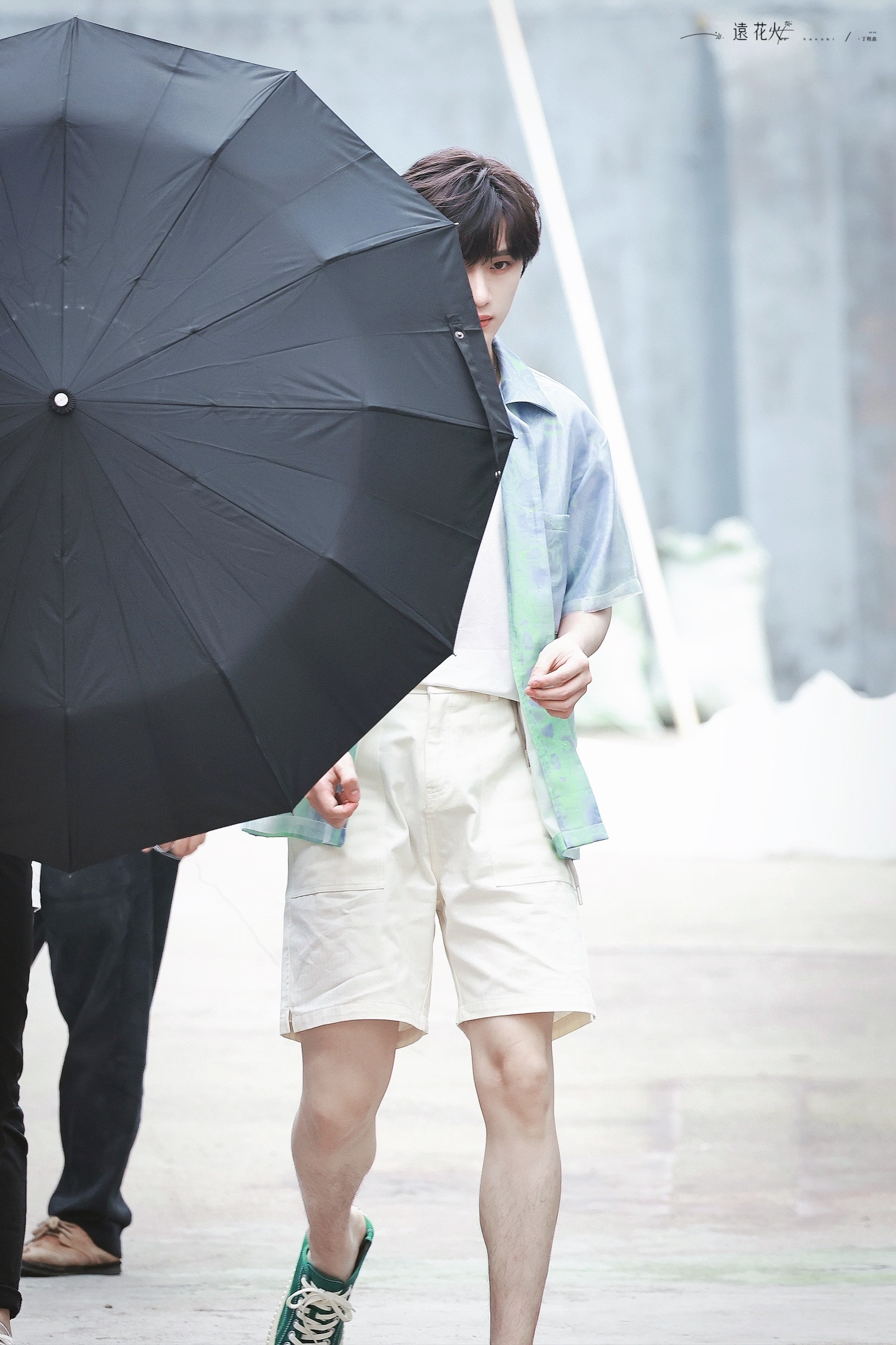 夏天就要露腿啊[舔屏]～绿色扎染衬衫 白色短裤丁程鑫《花儿与少年》