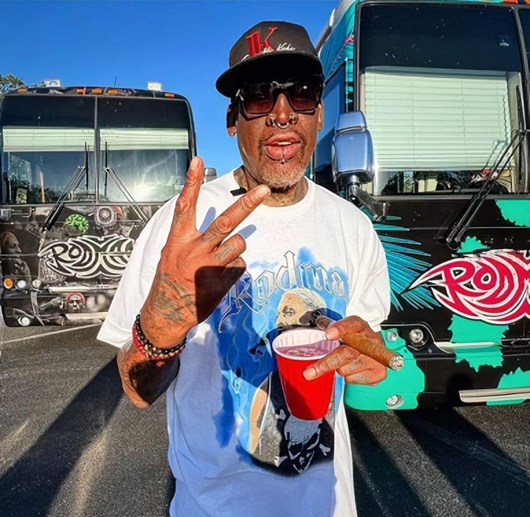 60岁罗德曼近况风骚依旧墨镜一戴谁也不爱老牌潮男