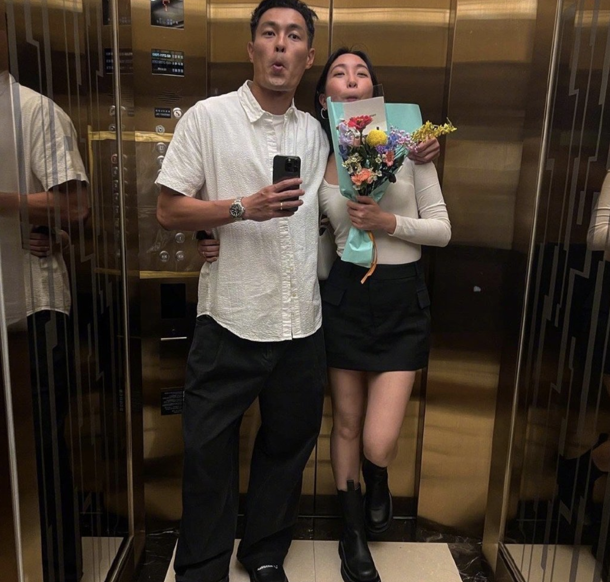 杨佑宁庆祝2周年结婚纪念日与妻子合影玩反串拥抱献吻超恩爱