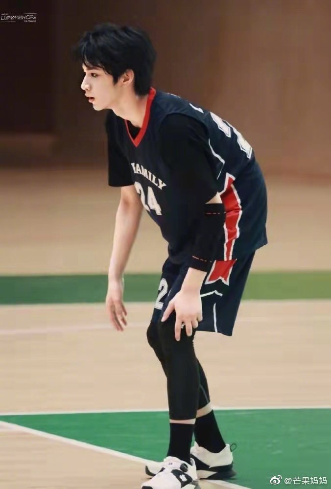 刘耀文身着篮球服最新路透