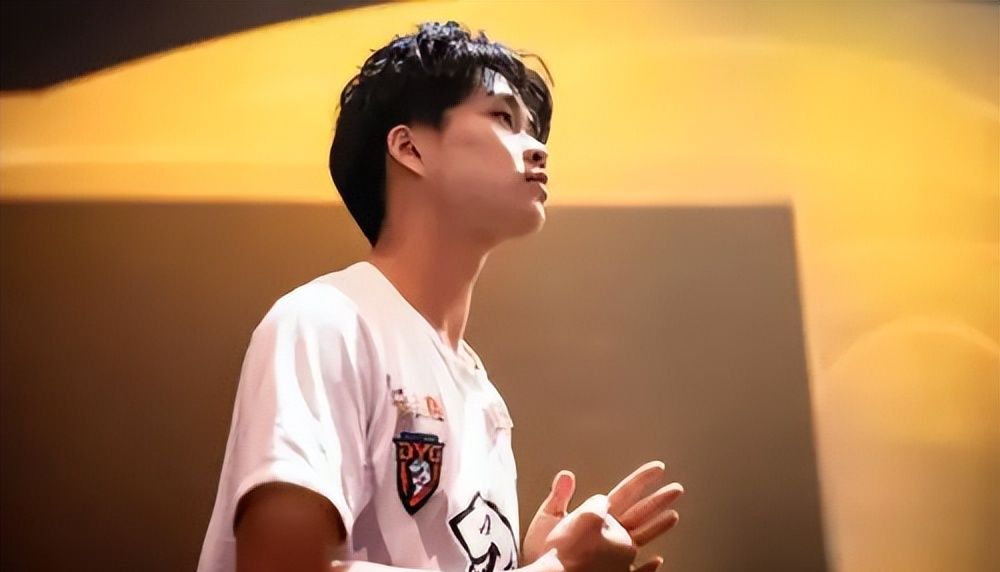 小义没挂牌,上个消息说小义要回归打野寻求挂牌,现