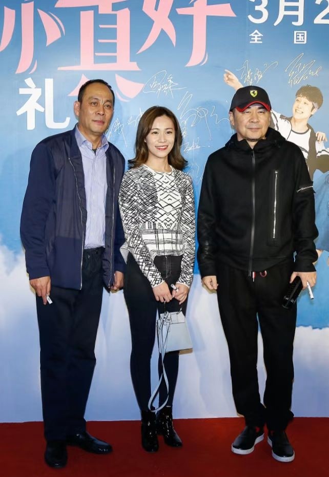 张光北90后女儿模样真成熟穿无痕裤身段玲珑老父亲如人形立牌