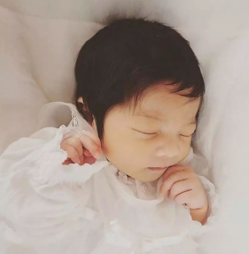 周杰伦官宣三胎女儿出生宝宝白皮肤高鼻梁一头金发混血脸