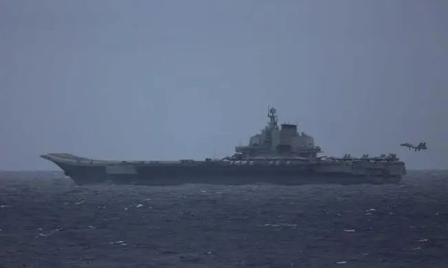 自卫队拍摄到的“辽宁”舰起降舰载机 图源：社交媒体