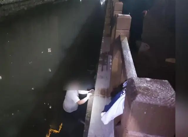 情侣吵架双双跳河，女子踩着男友脱困先走了，男友……休闲区蓝鸢梦想 - Www.slyday.coM