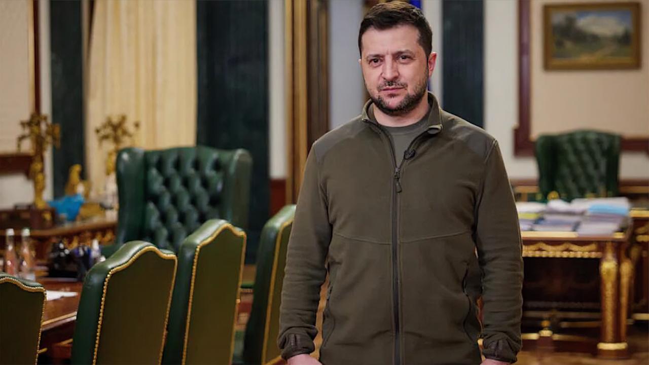 卖了9万英镑泽连斯基标志性军绿色夹克在英国伦敦被拍卖