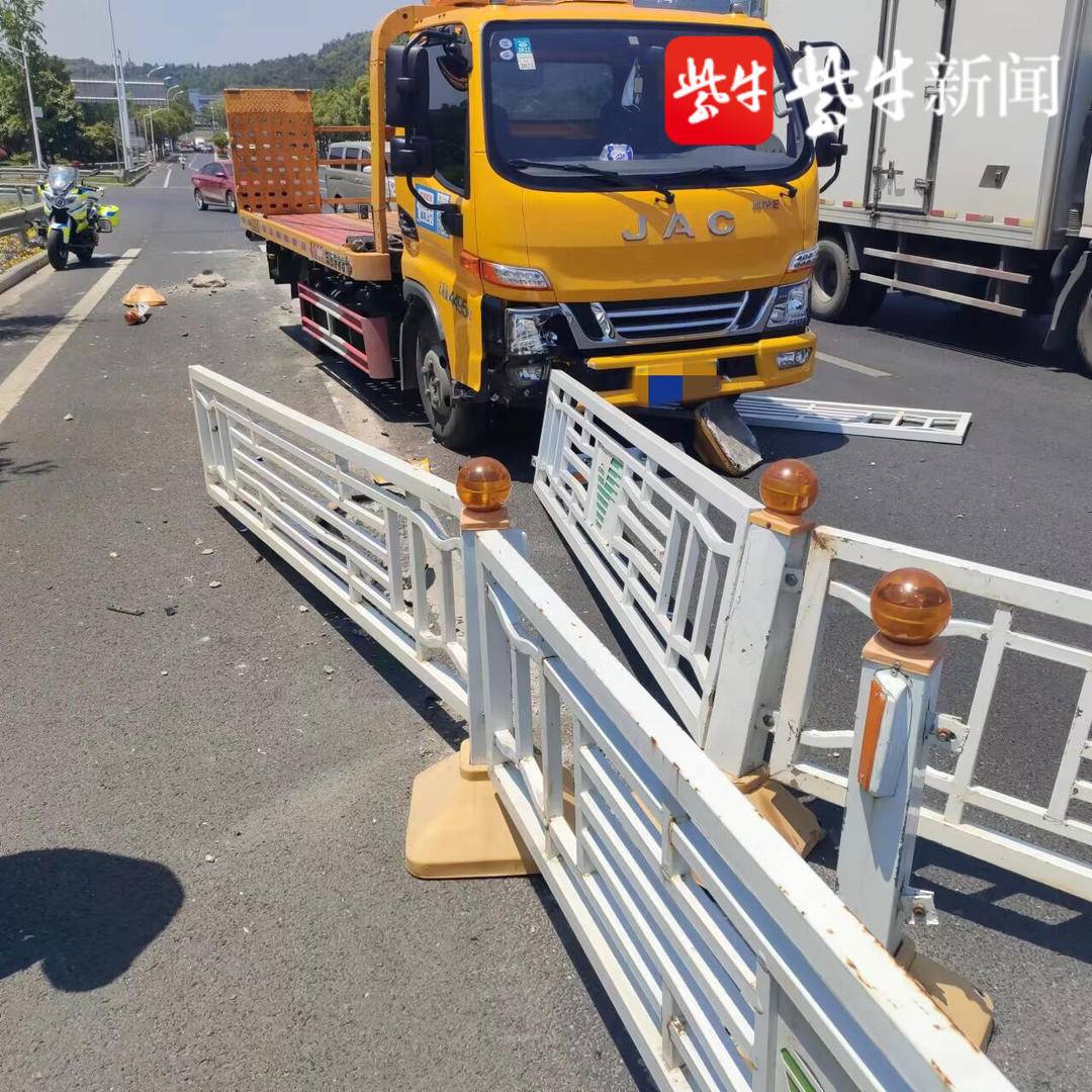 货车防撞护栏安装标准图片