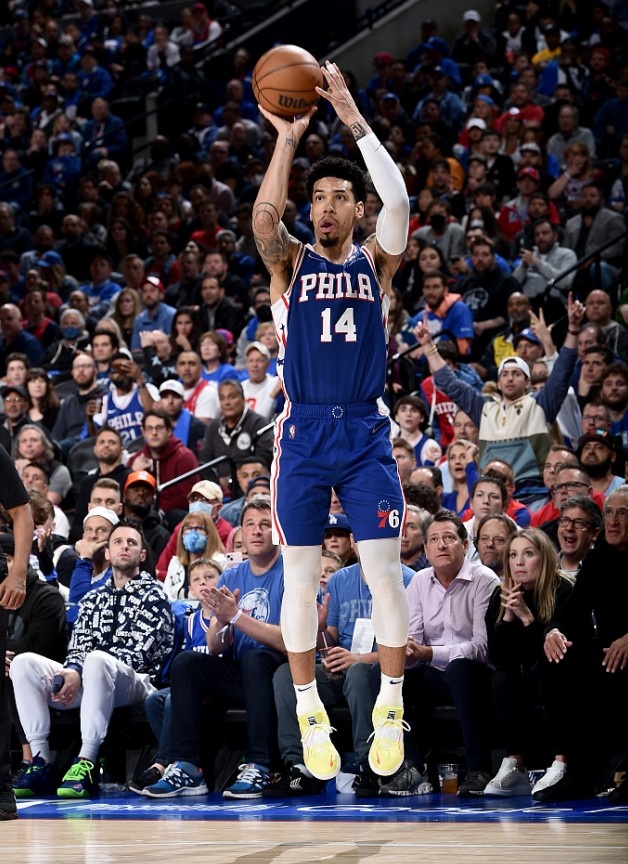 强势反弹丹尼格林三分9中7砍下21分三分追平个人纪录