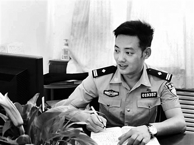 西安市公安局长安分局户政管理大队民警王二雷给记者的初印象是乐观