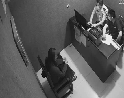 女子被抓，竟在派出所跳“本草纲目”…休闲区蓝鸢梦想 - Www.slyday.coM