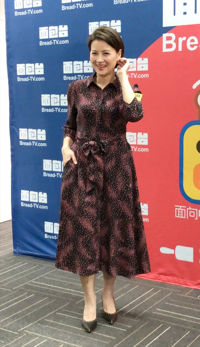 黎燕珊不愧是首位亚姐冠军57岁仍然优雅精致穿花裙挺随和