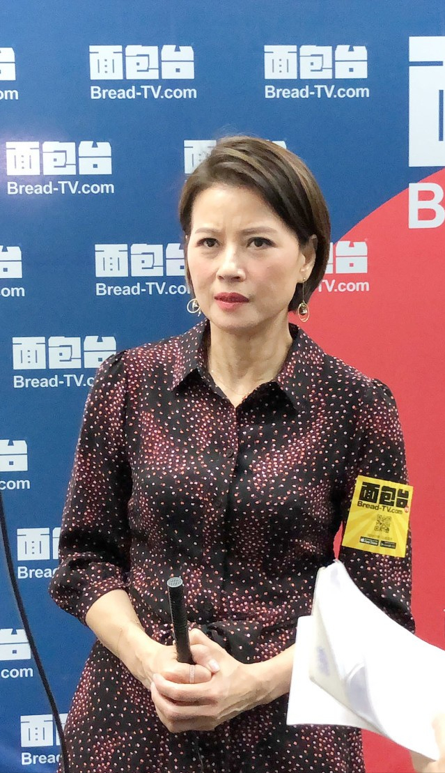 黎燕珊不愧是首位亚姐冠军57岁仍然优雅精致穿花裙挺随和