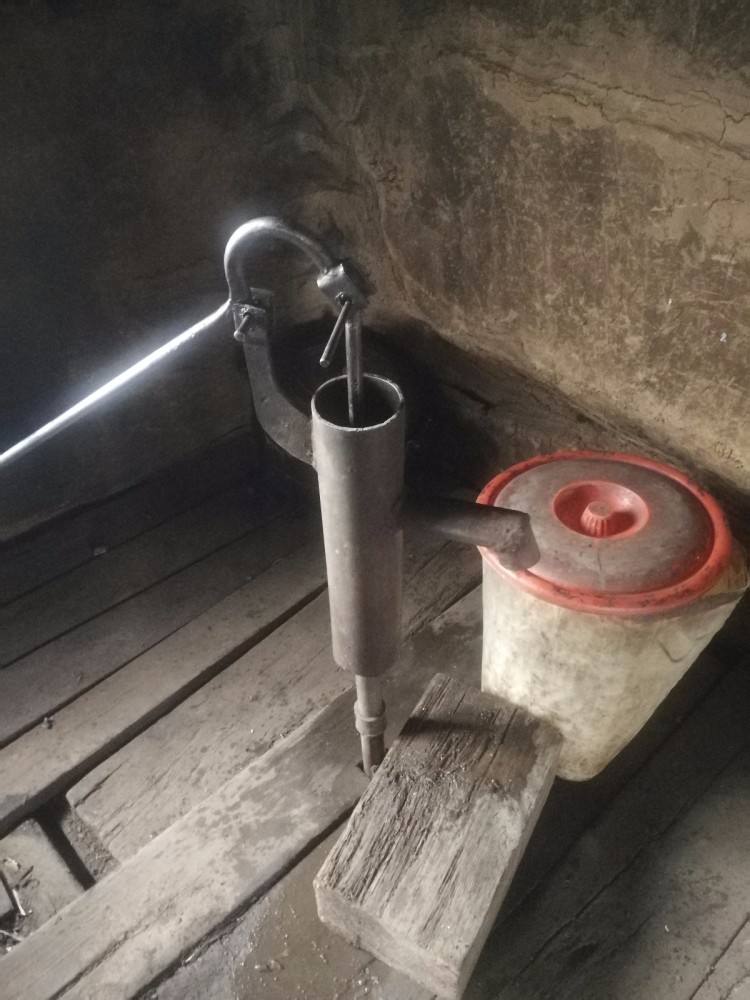 现在也是被淘汰掉了,进了博物馆,成了古董了.而在南方流行手摇井水.