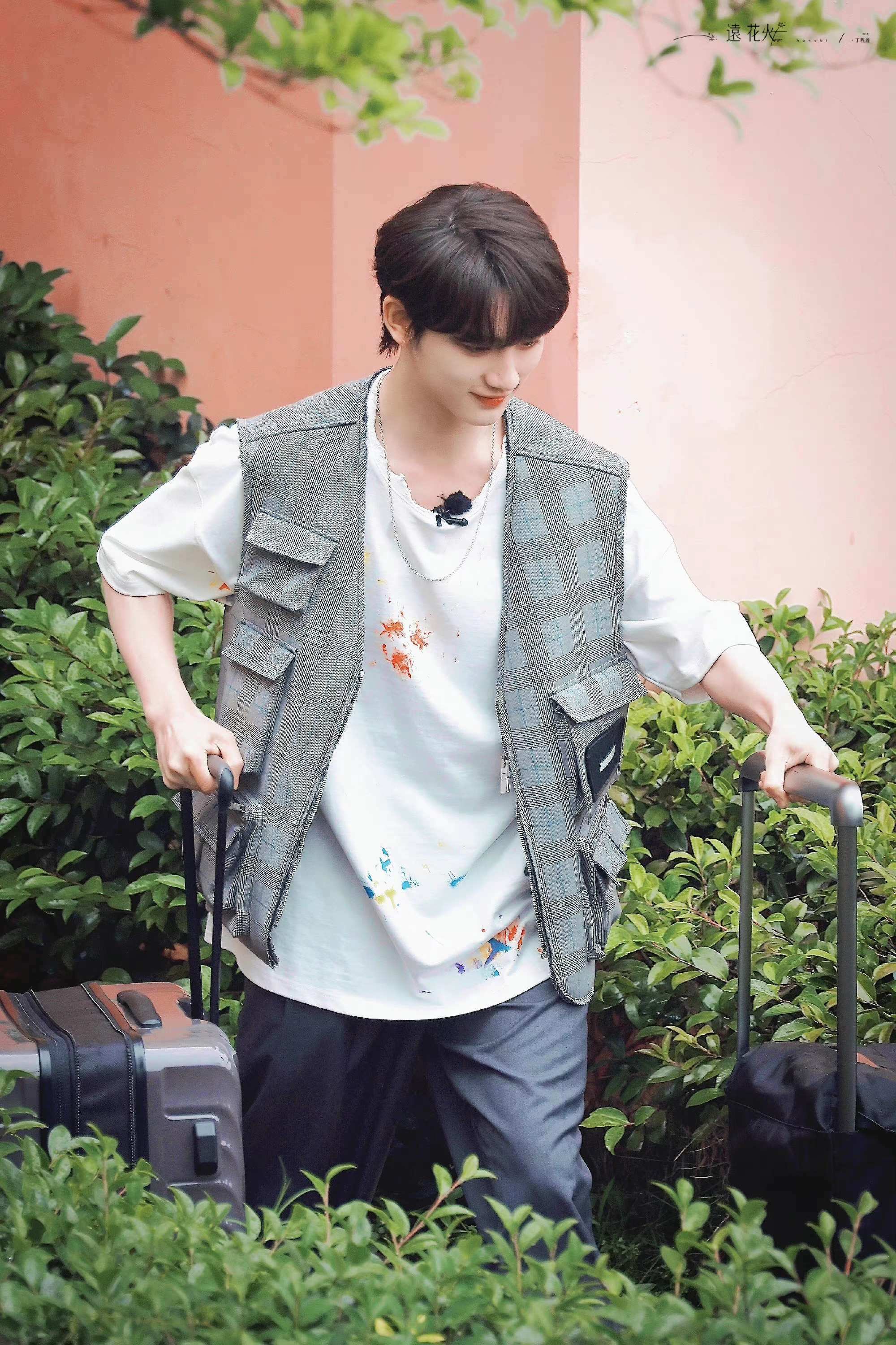 丁程鑫花儿与少年路透穿着灰色马甲的小丁出发啦