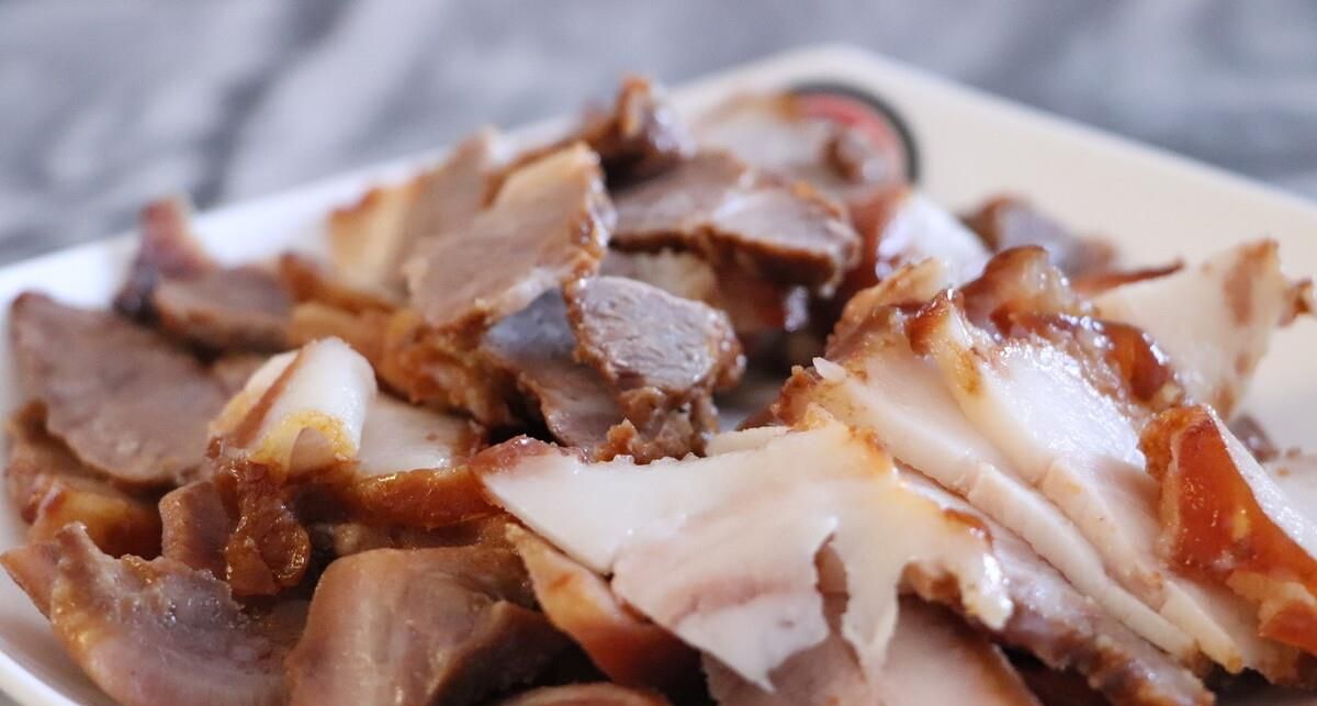 第一个咱们要说的就是大饼卷肉,要说衡水的大饼卷肉哪里最好吃最有名