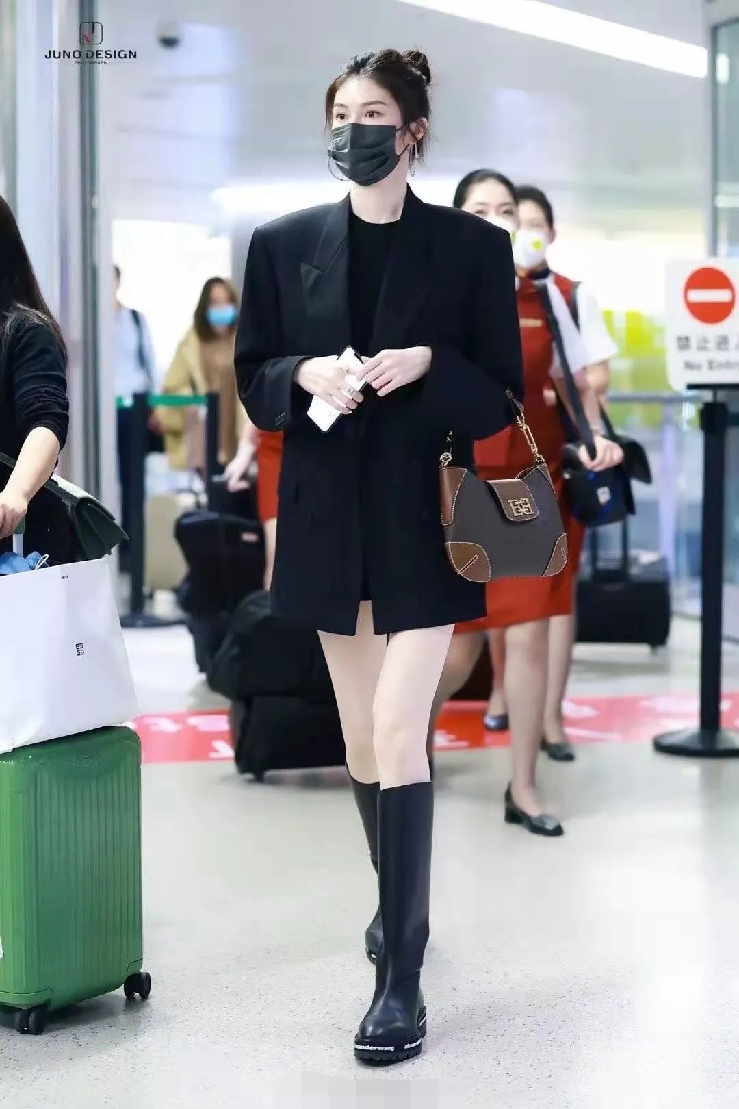 何穗恋爱后更美了穿一身黑秀长腿冷白皮优越超模腿抢镜