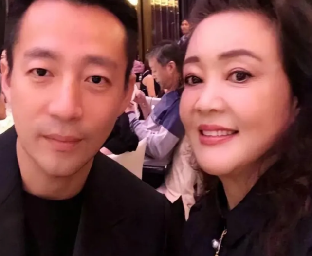 汪小菲通宵工作不忘给妈妈送祝福,张兰分享儿子短信,数度哽咽休闲区蓝鸢梦想 - Www.slyday.coM 汪小菲通宵工作不忘给妈妈送祝福,张兰分享儿子短信,数度哽咽休闲区蓝鸢梦想 - Www.slyday.coM