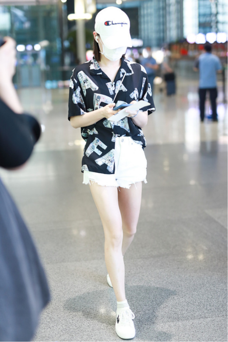 何超莲看着不像名媛衬衫配短裤虽然简单却讲究网友像普通人