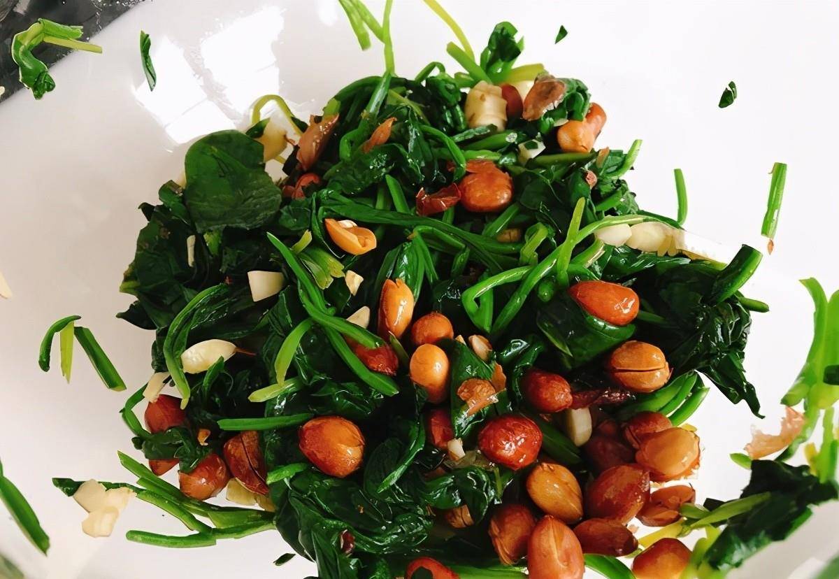 美味的麻辣花生拌菠菜