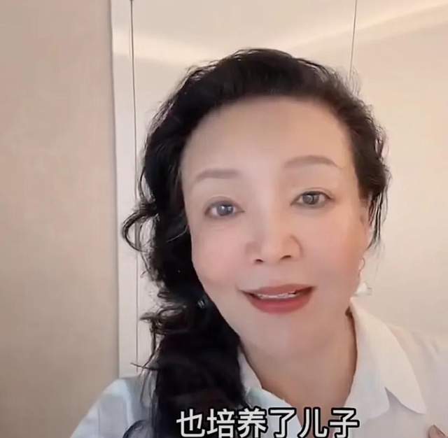 汪小菲妈妈张兰晒母亲节礼物，不是名牌包鲜花，而是他的短信祝福休闲区蓝鸢梦想 - Www.slyday.coM