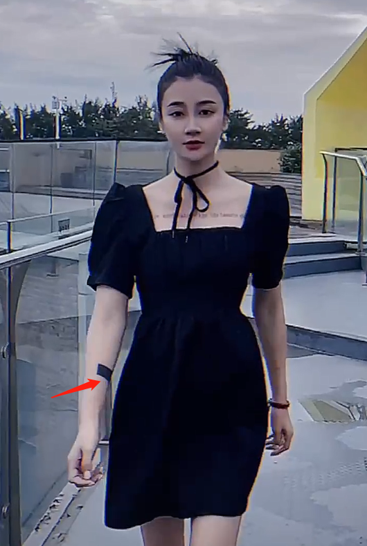 穿超短裙秀长腿,大开领口胸前纹身太抢镜|唐菀|纹身|超短裙_新浪新闻