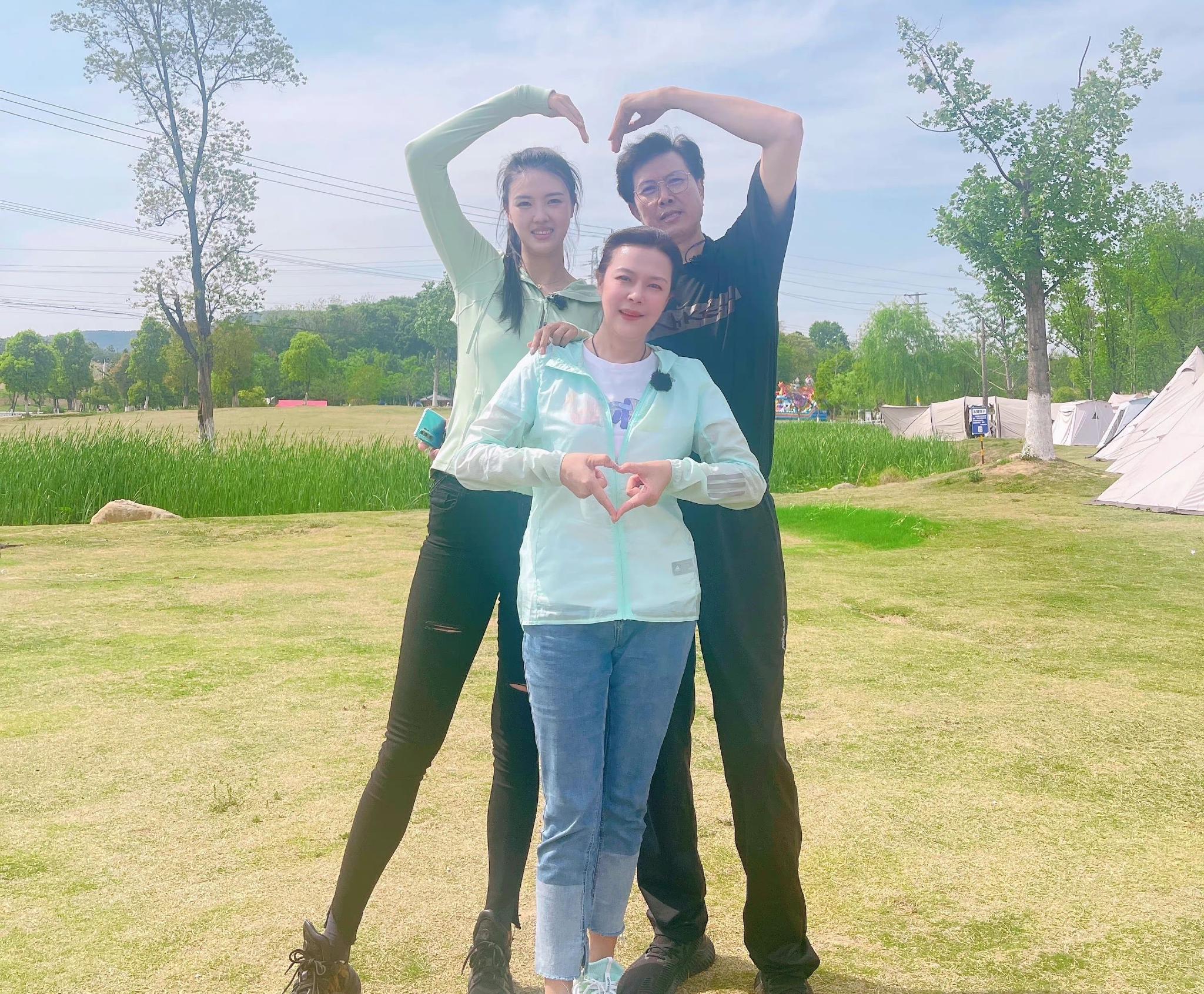 张常宁母亲节晒合照一家人高颜值大长腿婚期将近心情大好