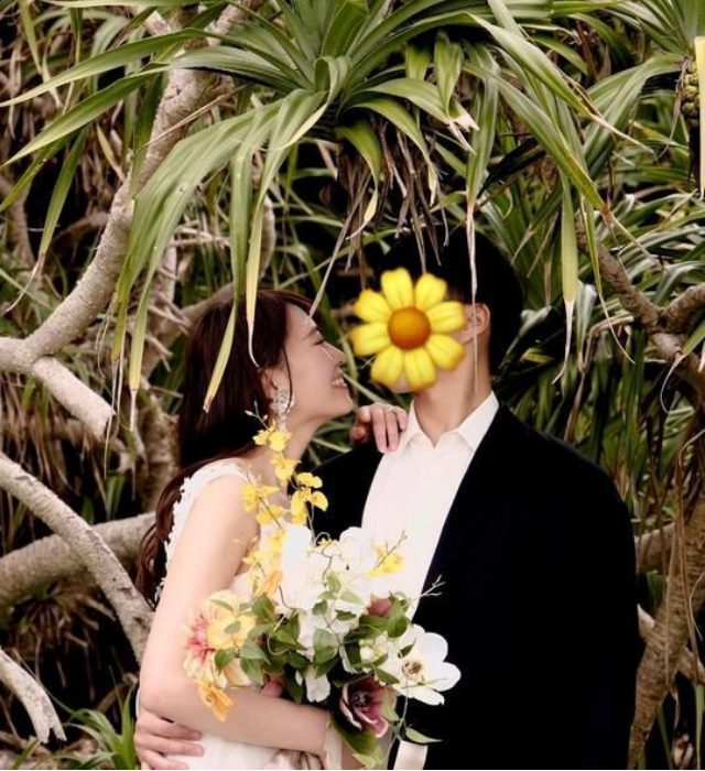 尽管她有意用向日葵图案遮挡丈夫的面容,但对比吴业坤的身形及耳朵