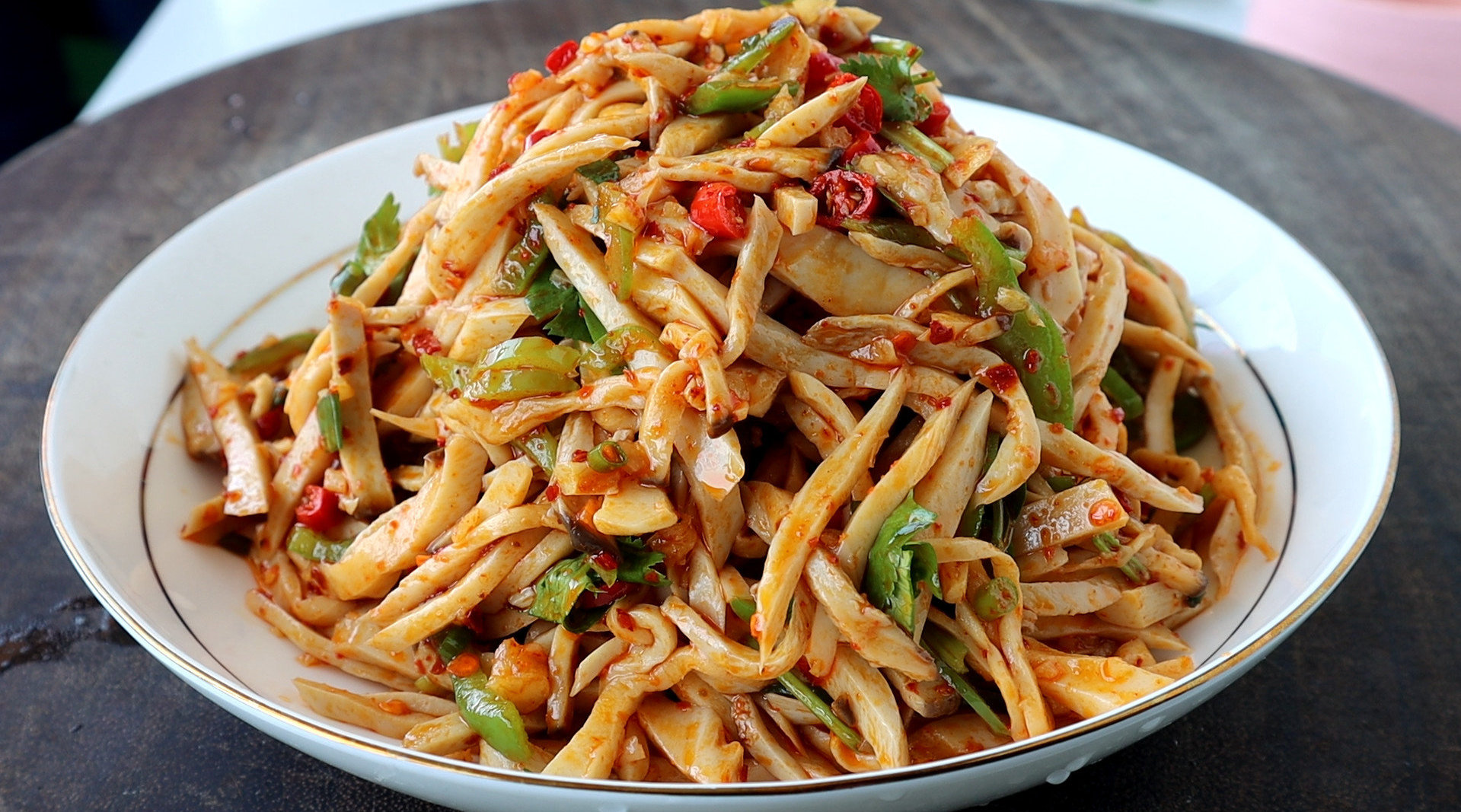 美味小舍今天给大家分享一个凉拌杏鲍菇的做法做好的杏鲍菇口感筋嫩