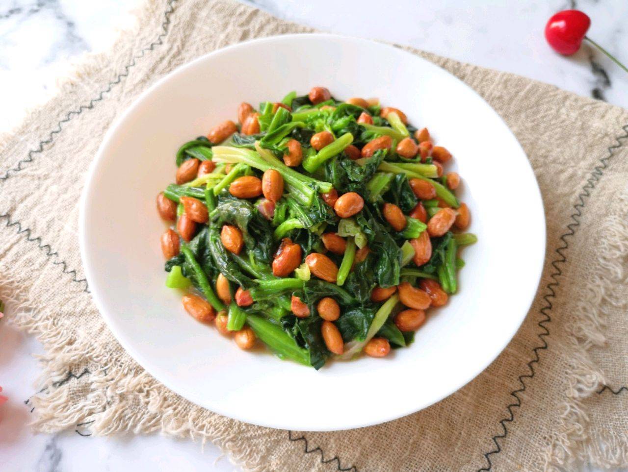 美味的麻辣花生拌菠菜