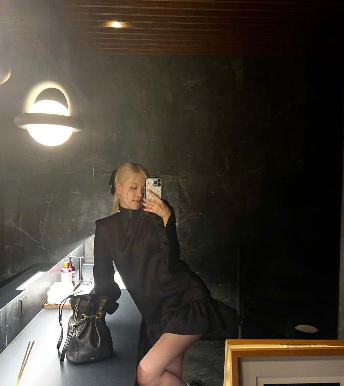 朴彩英晒对镜自拍照,豪宅内姿势略显火辣,大小腿一般粗!休闲区蓝鸢梦想 - Www.slyday.coM 朴彩英晒对镜自拍照,豪宅内姿势略显火辣,大小腿一般粗!休闲区蓝鸢梦想 - Www.slyday.coM