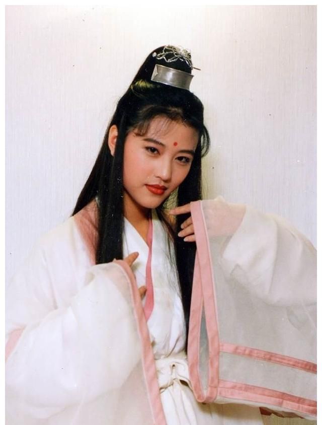 周海媚晒近照分享好心情重温倚天屠龙记看最美周芷若