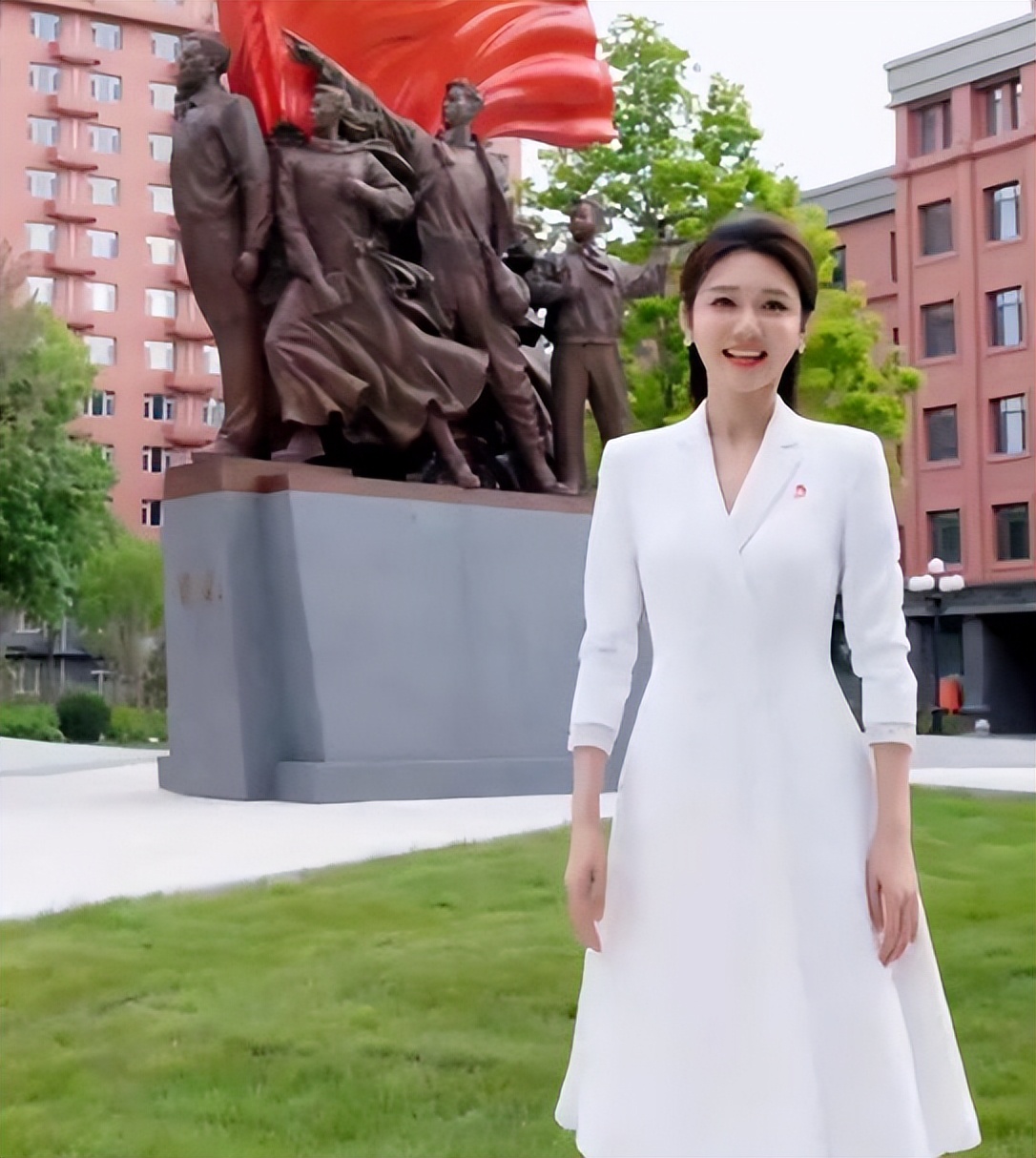 龙洋真有了范穿白裙逆袭成央视花旦梳大背头气场全开