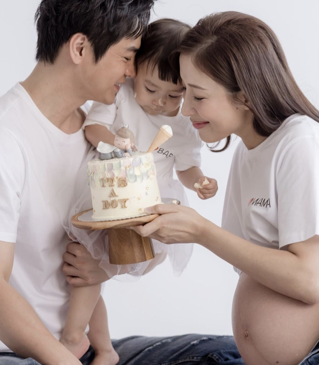 杨怡母亲节分享孕肚照晒祖孙三代婆婆罕见出镜年轻不输儿媳