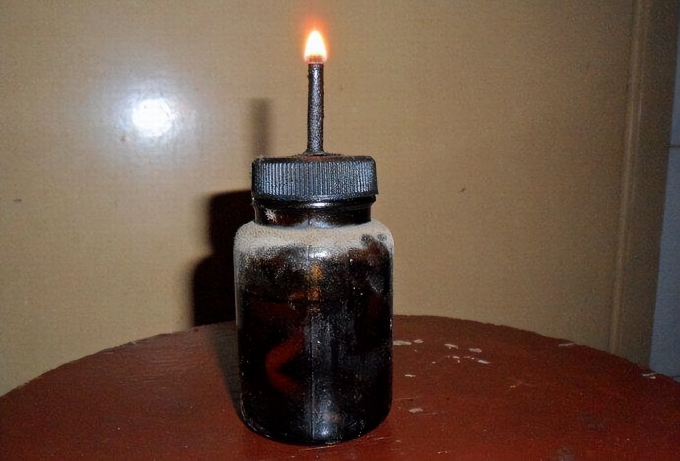 一般在一些富裕的家里才有,而普通的农村家里都是煤油灯,看下图就是