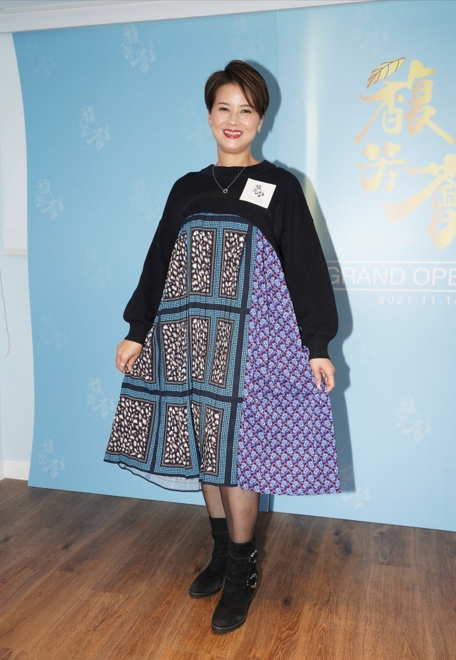 黎燕珊不愧是首位亚姐冠军57岁仍然优雅精致穿花裙挺随和