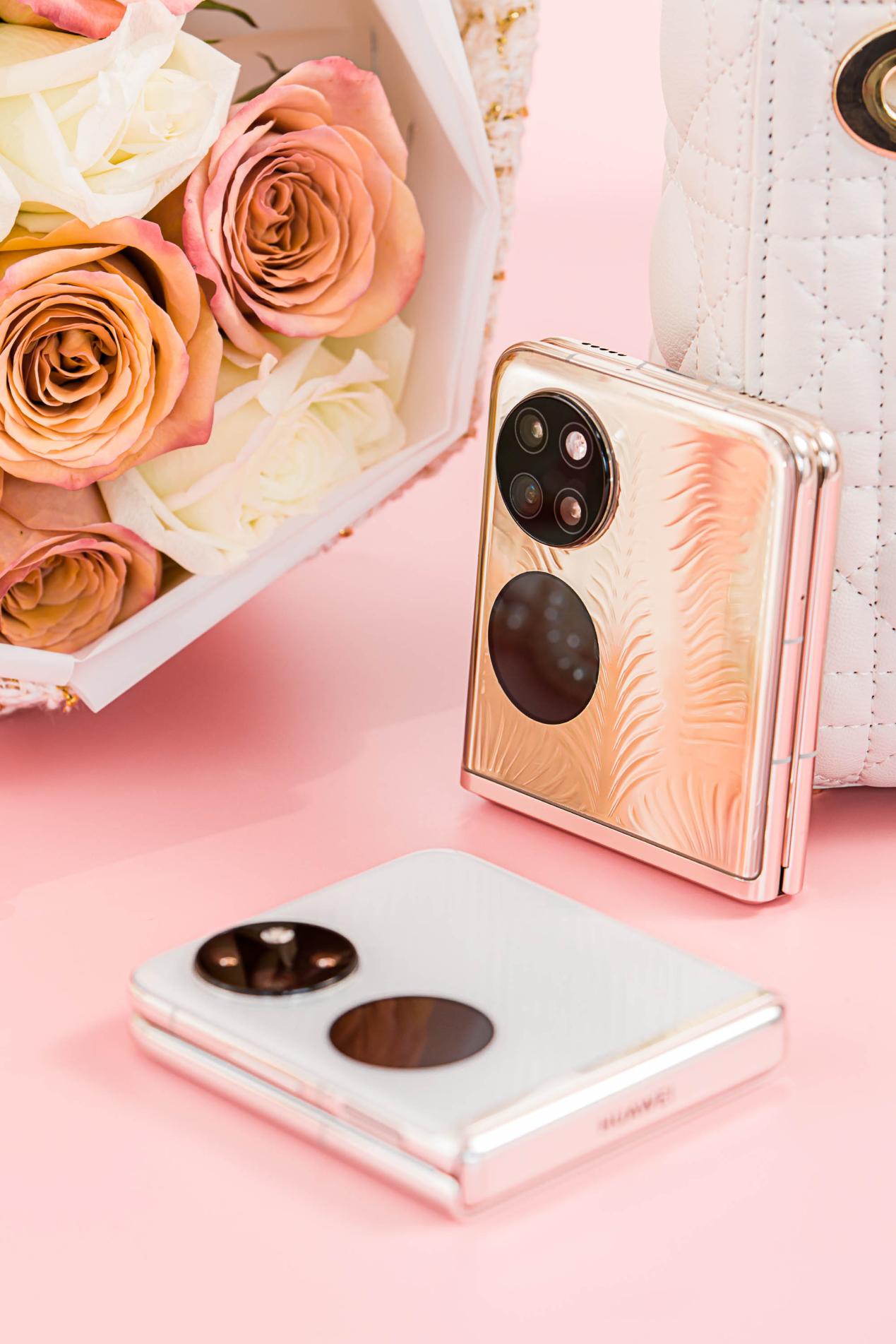 华为p50 pocket折叠屏手机精致小巧,母亲节送妈妈的最佳礼物__财经