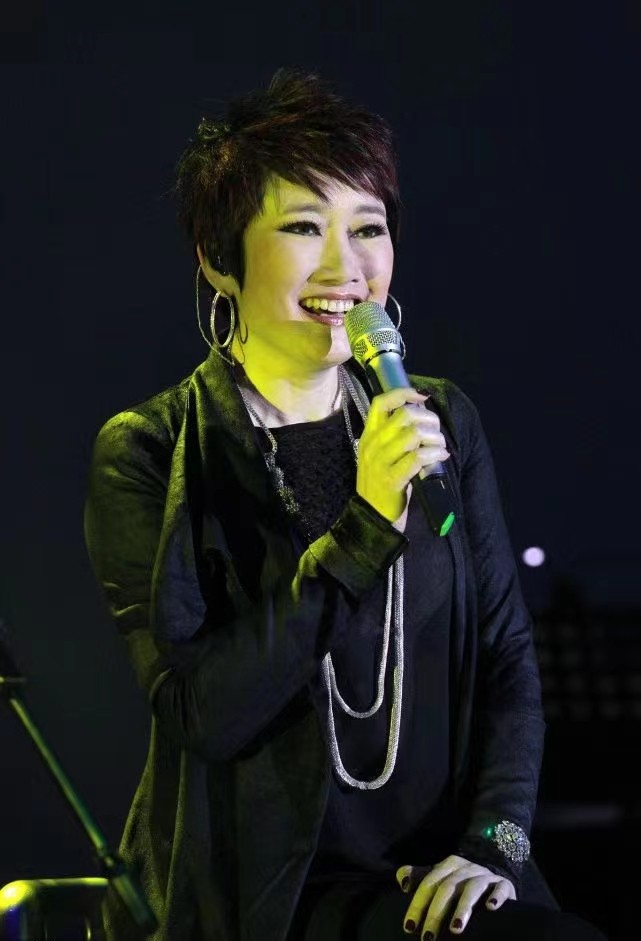 王刚61岁前妻真酷染红发摇滚风打扮太个性戴三条项链超阔气