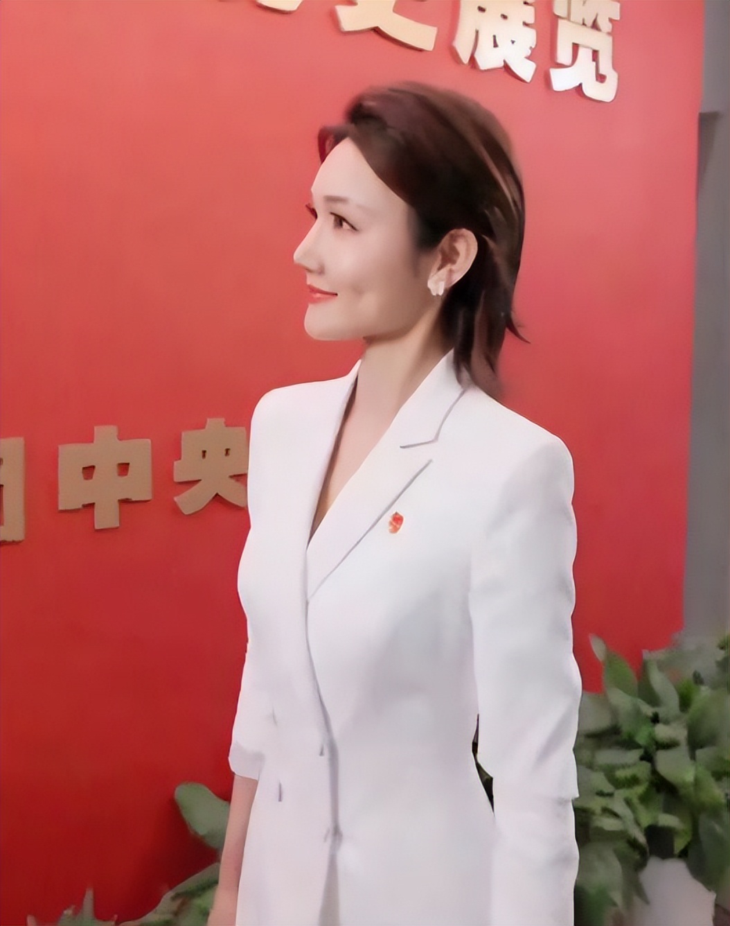 龙洋真有了范穿白裙逆袭成央视花旦梳大背头气场全开