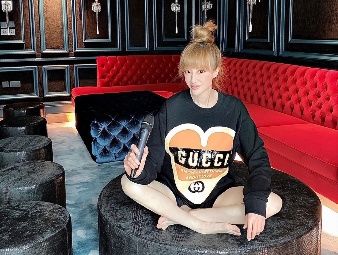 富婆薛芷伦秀身材,与小19岁男友分手后单身多年,独居亿元豪宅