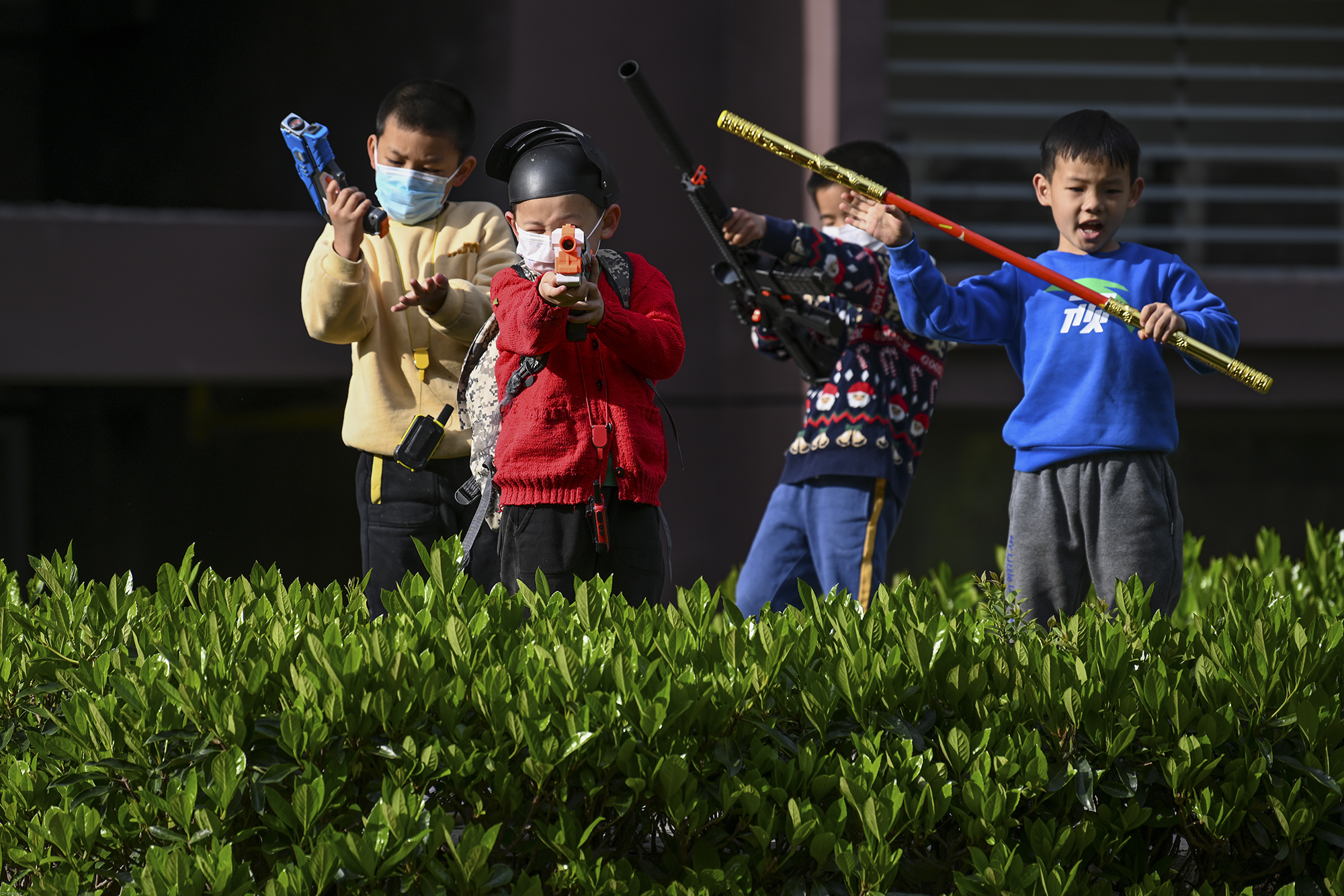 2022年3月28日,上海晶华坊,一位家长带着小孩在晒太阳,同时拿着高尔夫