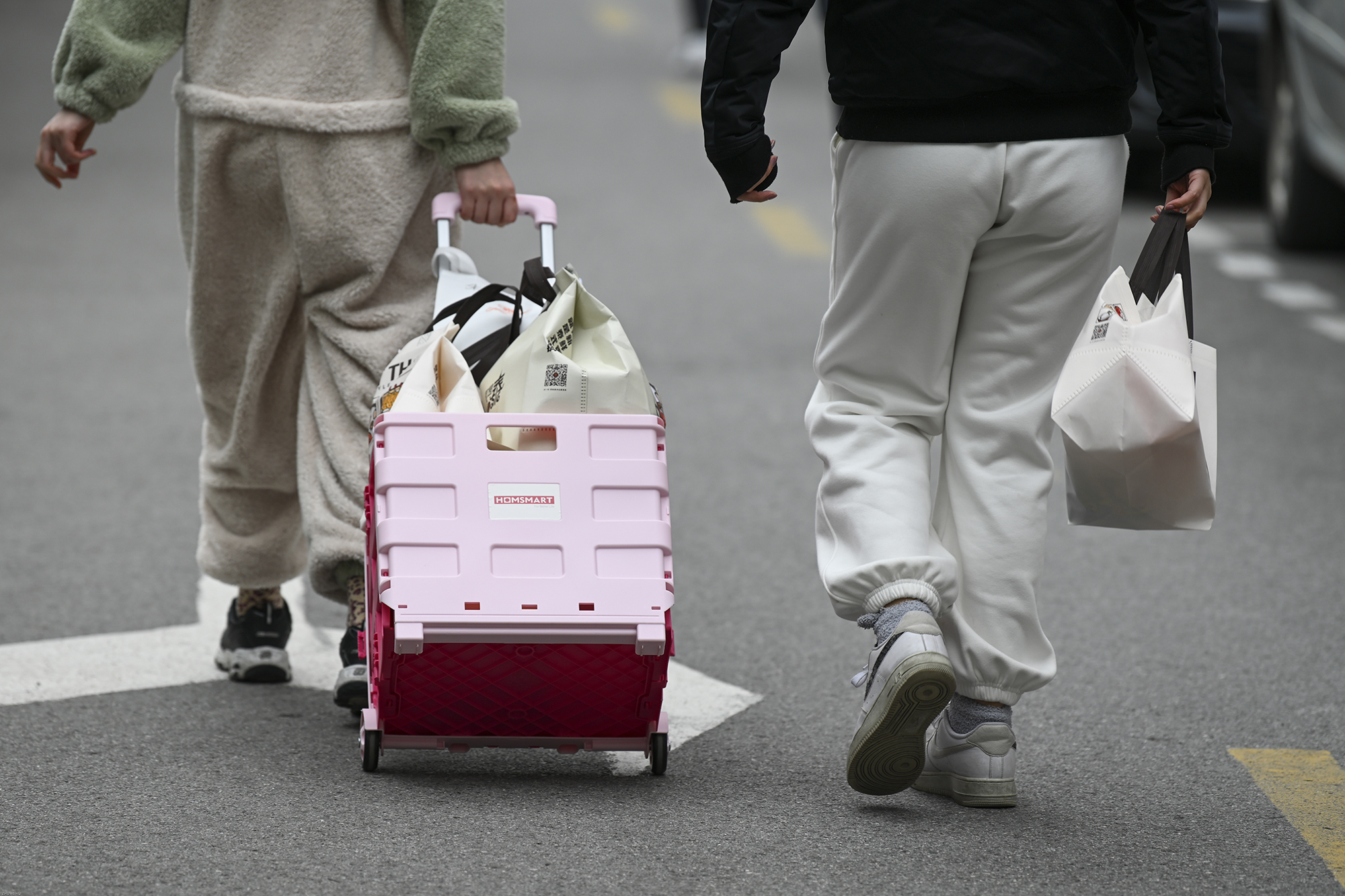 2022年3月26日,上海晶华坊,女生拖着花了3个小时才取到的火锅外卖回家