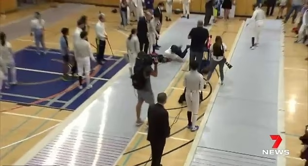 巴赫示范花剑动作突然摔倒在地，周围观众发出一阵惊呼休闲区蓝鸢梦想 - Www.slyday.coM