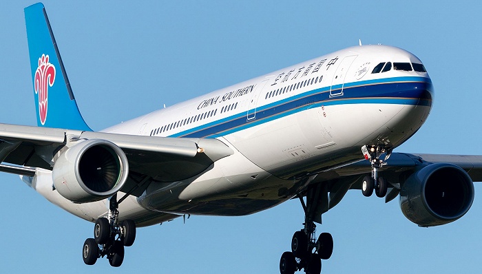 因未规范说送机用语,边推边起时机过晚,南航两名机务被内部通报|飞机