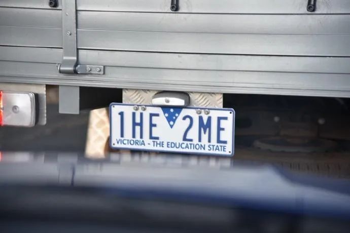 与美国一样,澳大利亚不同州的车牌也拥有不一样的基础设计样式,同时